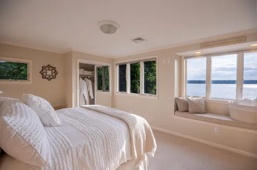 Sunset Beach Lake House on Beautiful Owasco Lake - Great Family Summer Retreat! - Wifi