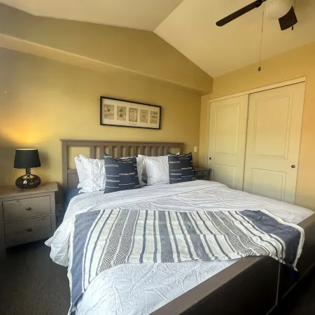 Spacious 3 BDR Pet Friendly, Hottub, Pool
