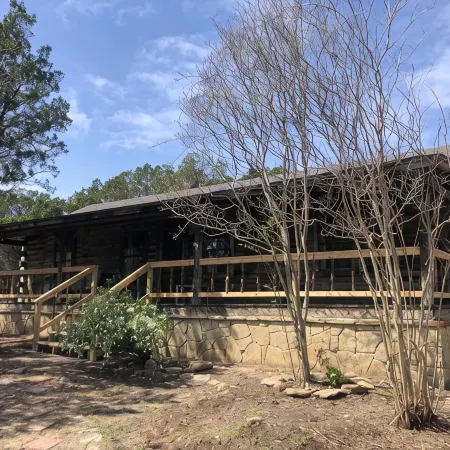 Cedar Ridge Log Cabin on 14 acres - Pet Friendly!