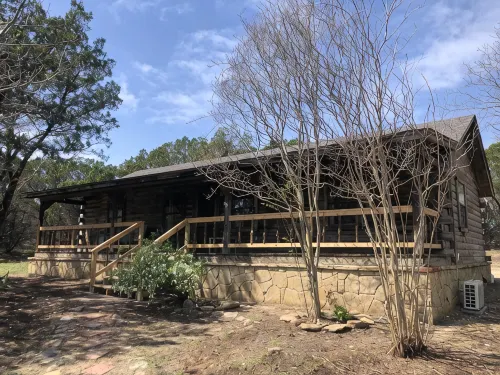 Cedar Ridge Log Cabin on 14 acres - Pet Friendly! - Chalets