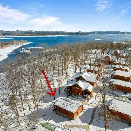 March Sale! Lakefront Cabin directly on Table Rock Lake: w/Pool+Hot Tubs
