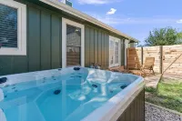 Round Rock Retreat: Downtown Kalahari RR Sports Complex Hot Tub Game Room - บังกะโล