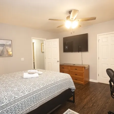 Spacious 3Br/2BA Home-Fast WiFi, Smart TVs,Free Netflix,Furnished Patio- Pets OK