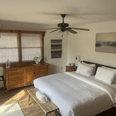Treetops Cottage, wrap around deck, Wi-Fi, pet friendly, close to Lake Lure.