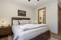 Brand new Grand Park retreat! Private hot tub and custom bunk room! - balcony