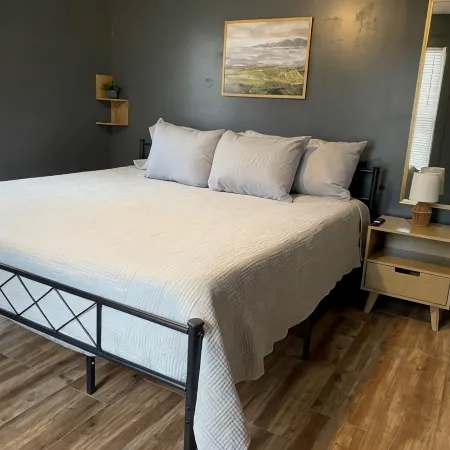 A great stay, close to Spire, GOTL, & Wineries....King Bed!