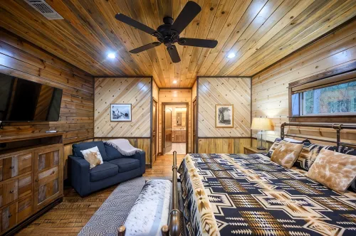 Trophy Buck Lodge - 5 bedroom + 5 ensuite bath Luxury Cabin - Centrally Located - Balkoner