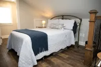 Beautiful Bristol Bungalow w/ Firepit- 5 mins to downtown & 6 mins to Casino - 4-Star