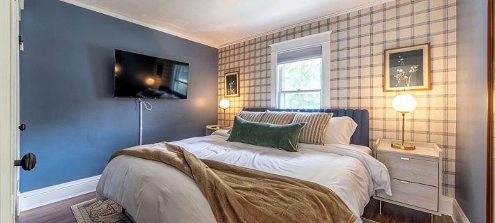 4 Mins to Notre Dame! Game Room, Grill, Fire Pit! Family-Sized Historic Home Hotels in South Bend