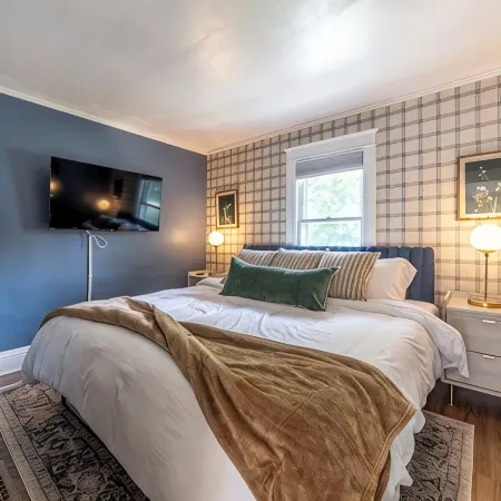 4 Mins to Notre Dame! Game Room, Grill, Fire Pit! Family-Sized Historic Home