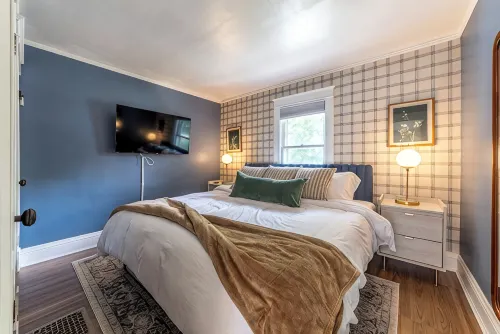 4 Mins to Notre Dame! Game Room, Grill, Fire Pit! Family-Sized Historic Home - 3 ดาว