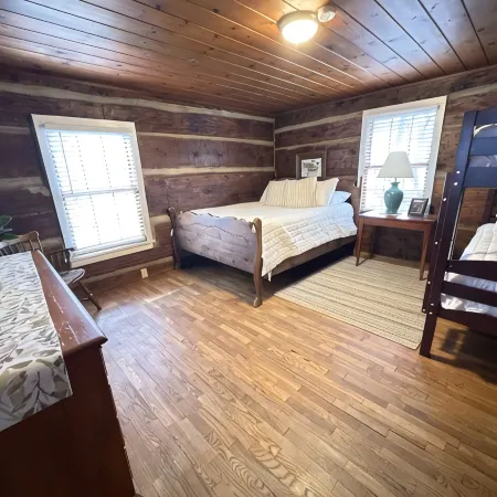 Cabin 4 - Off the grid cabin at Pioneer Village