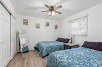 Cozy LeClaire Townhome within walking distance to downtown! - Wifi