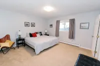 O'Malley View- private unit on quiet street near Campbell Creek greenbelt - Apartments