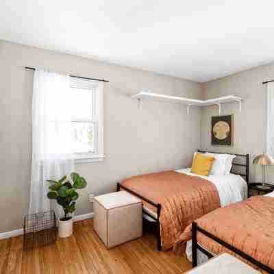 Buffalo Bliss - Near Universities and Natural Areas-Large Deck and Backyard Rooms