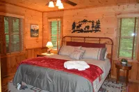 Cozy Cabin for 4 with 2 King beds, 2 full baths, 2 fireplaces and upscale Decor! - balcony