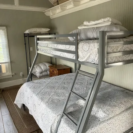 Coastal Daze Cottage on Famous Chincoteague Island! Come see the wild ponies!
