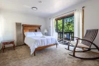 Mountain Cabin w/ Gorgeous Forest Lounge & Hot Tub - Alppimaja
