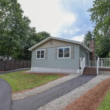 Charming Lake Community Bungaloo. Comfortable living with 86 inch tv!