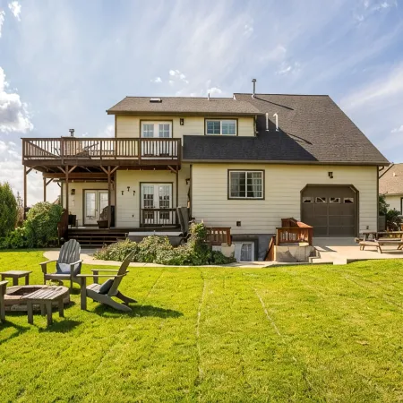 Large home w/ hot tub, cinema, bar/game room