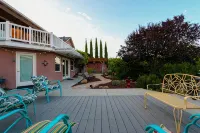 Treetop Lodge - Lose yourself in the views on the westside, close to downtown. - Hot Tub