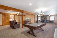 Luxury Cabin w/Heated Pool, 22Min to 7 Springs, HotTub, Sauna, Game Room & Views - 5つ星