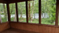 McKenzie Riverfront Cabin big screened-in porch, 1/2mi to Mckenzie River Trail - Hytter