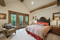 Cozy private cabin with hot tub, and ski in and out - Chalets
