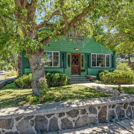 House of Mint - Down Town FLG w/  Hot Tub! Sleeps 12