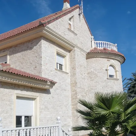 Large villa with private pool 50 meters from the beach