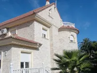 Large villa with private pool 50 meters from the beach - 木屋