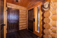 NEW Indian Paintbrush Log Cabin -Sleeps 12+ on scenic horse ranch with views! - con encanto