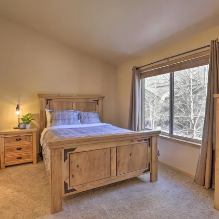 Luxury Town Home+Hot Tub! Mountain View, River/Lake front, close to Ski Resorts
