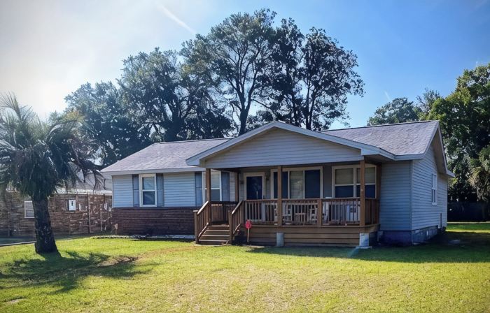 Cozy ranch, minutes from both historic downtown Savannah and Tybee Beaches.