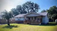 Cozy ranch, minutes from both historic downtown Savannah and Tybee Beaches. - Homestays
