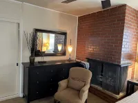Charming Studio w/ Fireplace & Kitchen — Steps to Sand - 3 ดาว