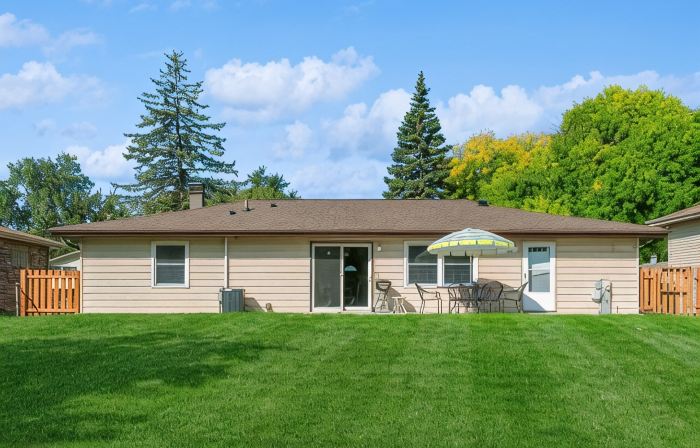 Single Family home in Schaumburg, IL 3 bed/ 2 full baths/ fully fenced backyard