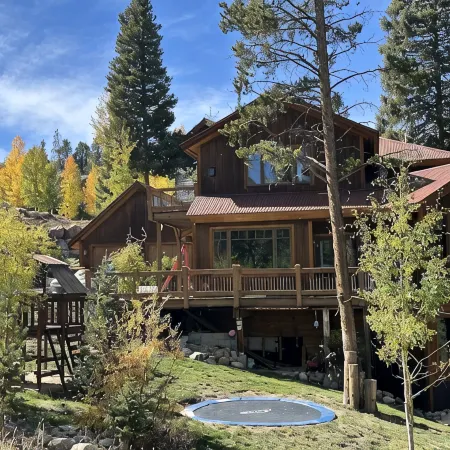 Summer Fun Home ! Zipline, Tramp, Firepit, Trails, Big Views, Kid & Pet Friendly