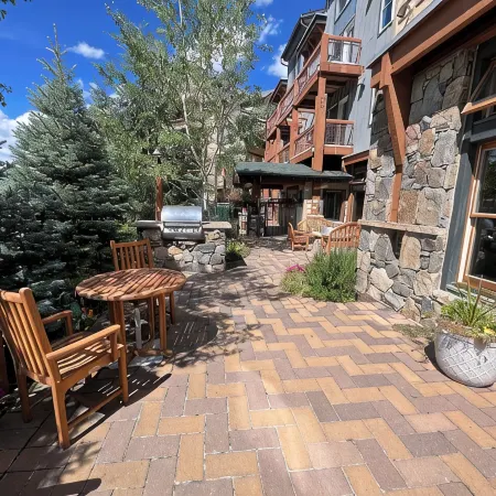 Best deck view of River Run ski slope 1 min walk to gondola/village 2 bed 2 bath