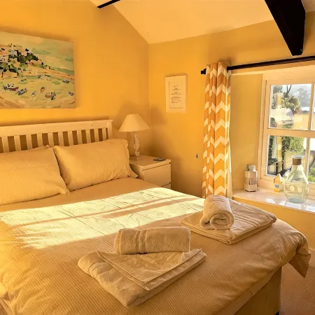 Seaweed Cottage in Fowey overlooking the beach with a garden and a parking space