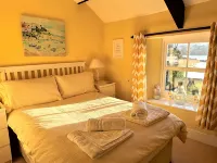 Seaweed Cottage in Fowey overlooking the beach with a garden and a parking space - 4-Star