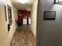 HomeTowne Studios Southfield - parking