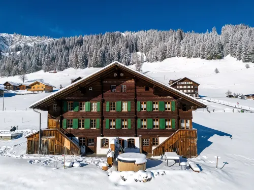 Chalet Rösi | Holiday Apartment with Hot Tub in the Mountains - Wifi