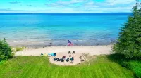 Lake Huron Beachfront, Hot Tub, Kayaks, 10 minutes to Mackinaw City - Chalets