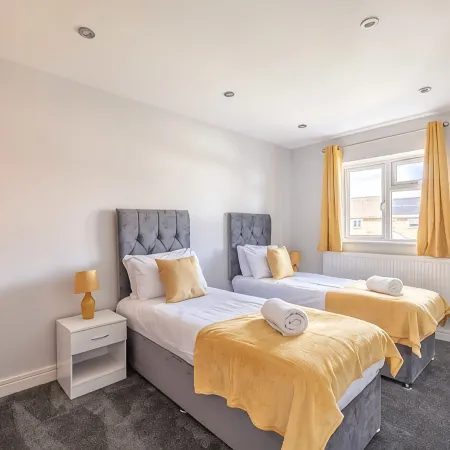 Spacious Home- Garden&Parking- Slough By Tempstay