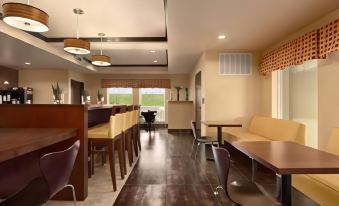 Super 8 by Wyndham Dilley TX