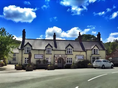 The Hand at Llanarmon Hotel dekat Corwen Parish Church of St Mael and St Sulien