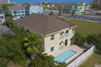 Pool Walk to Beach Sleeps Tons #C 2 Bedroom Condo by RedAwning