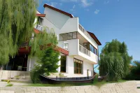 Pensiunea 4 Salcii Fântâna cu lumini附近的飯店