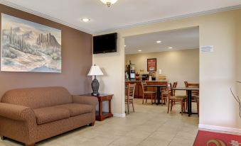 Econo Lodge Inn & Suites